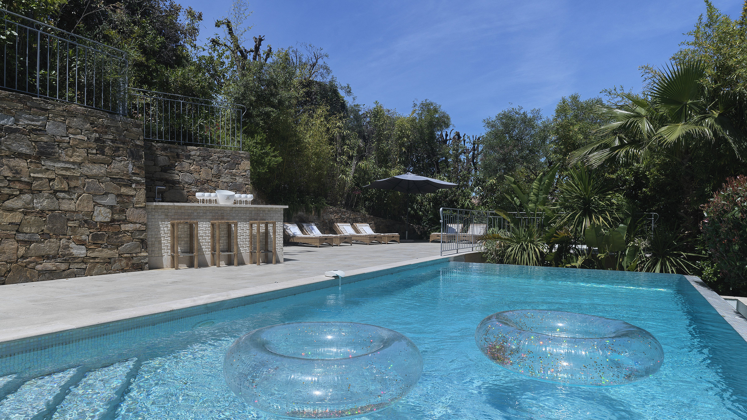 Althoff Belrose Villa Rental in St. Tropez Beau Rivage Pool mit Bäumen in Sommer