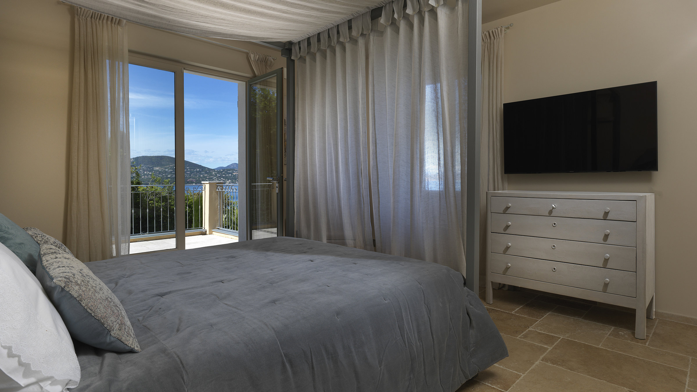 Althoff Belrose Villa Rental in St. Tropez Beau Rivage Schlafzimmer mit einem wunderschönen Blick im Sommer