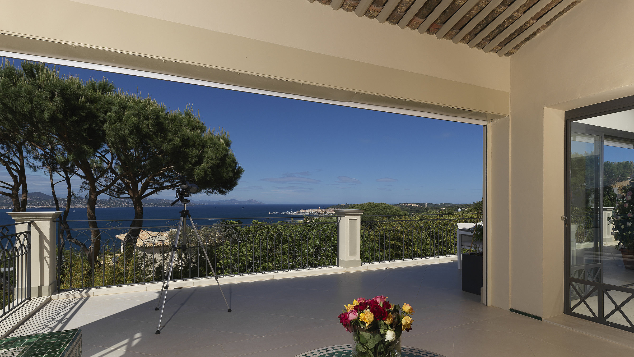 Althoff Belrose Villa Rental in St. Tropez Bellevue Terrasse bei Sonnenuntergang im Sommer
