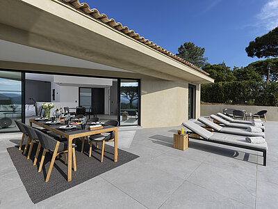 Althoff Villa Belrose in St. Tropez Côte d'Or Terrasse mit Tisch und Stühlen im Sommer