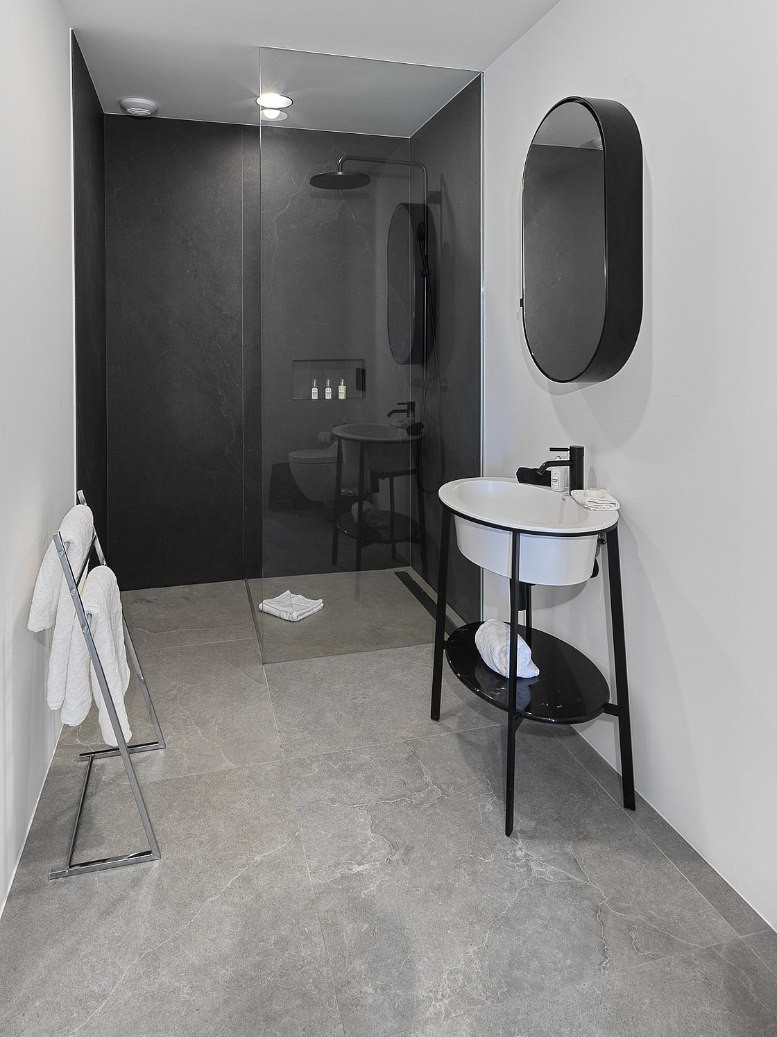 Althoff Villa Belrose in St. Tropez Mignon Modernes Badezimmer im Sommer