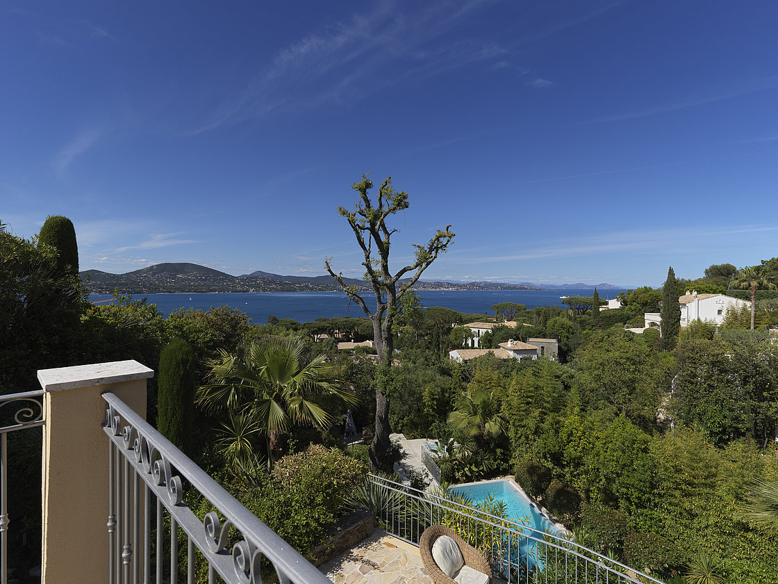 Althoff Belrose Villa Rental in St. Tropez Beau Rivage Balkon mit Meerblick im Sommer