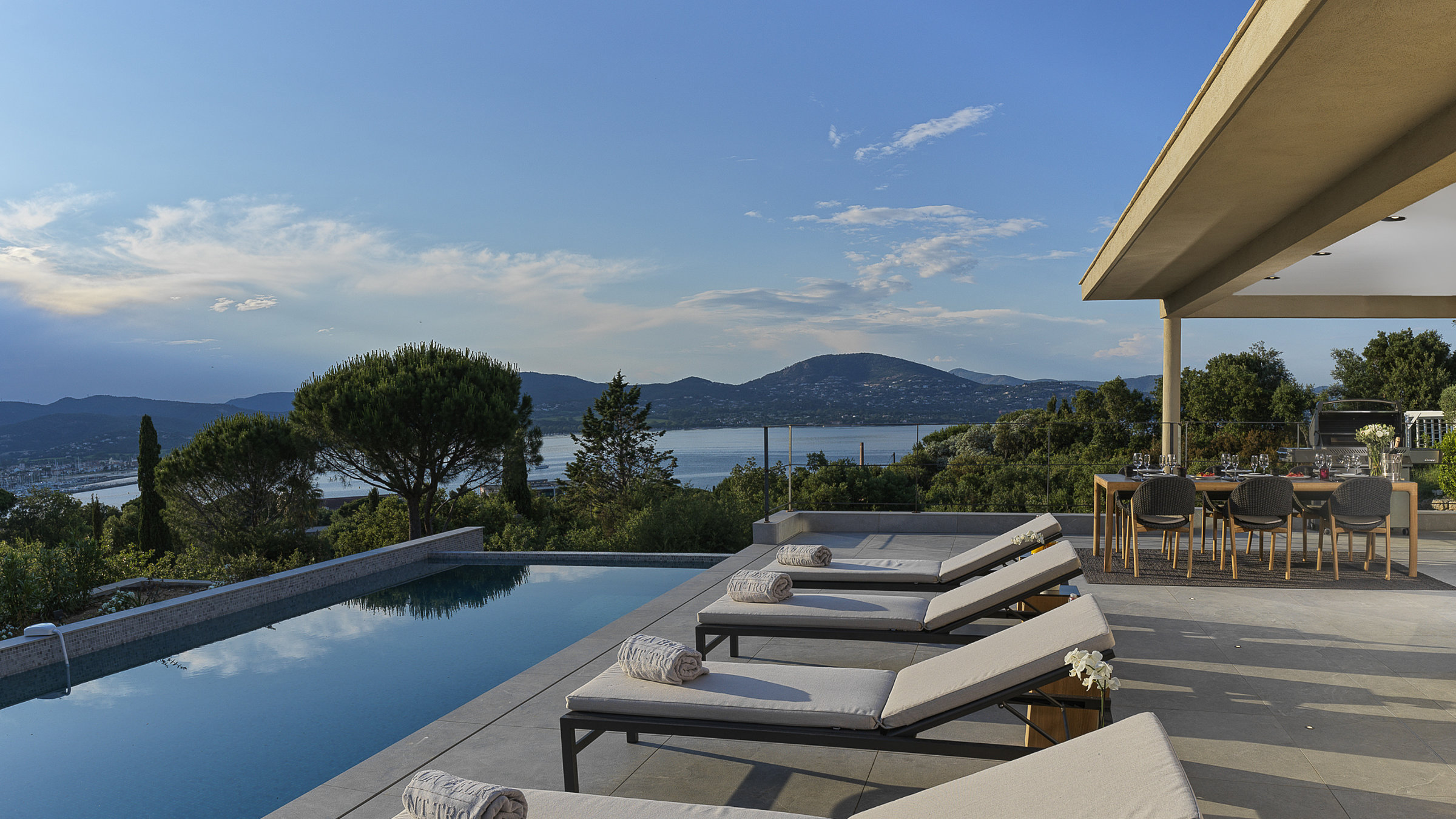 Althoff Villa Belrose in St. Tropez Côte d'Or Aussenbereich Terrasse mit Liegen und Infinity Pool im Sommer
