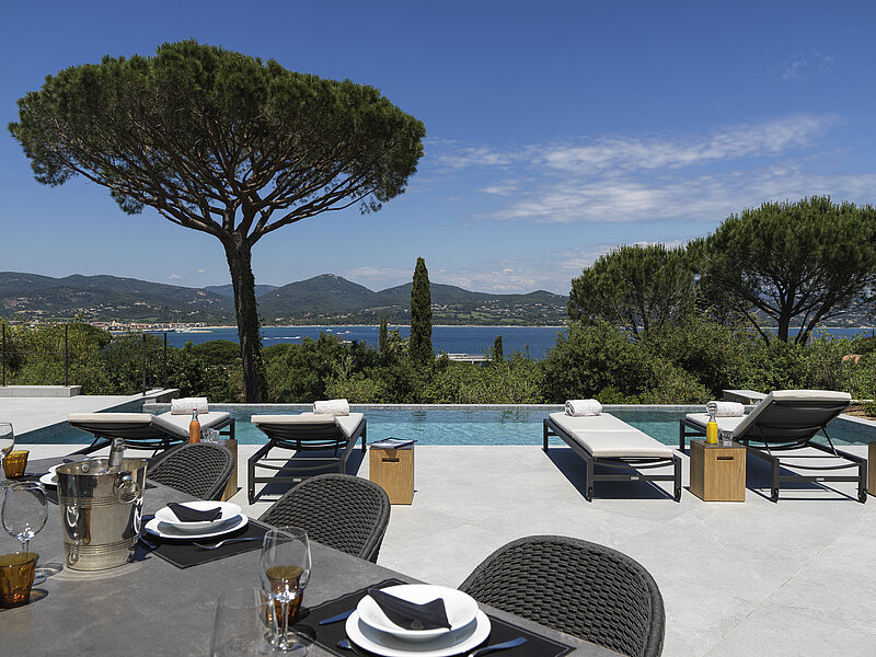 Althoff Villa Belrose in St. Tropez Mignon Terrasse mit pool und Meerblick mit Garten im Sommer