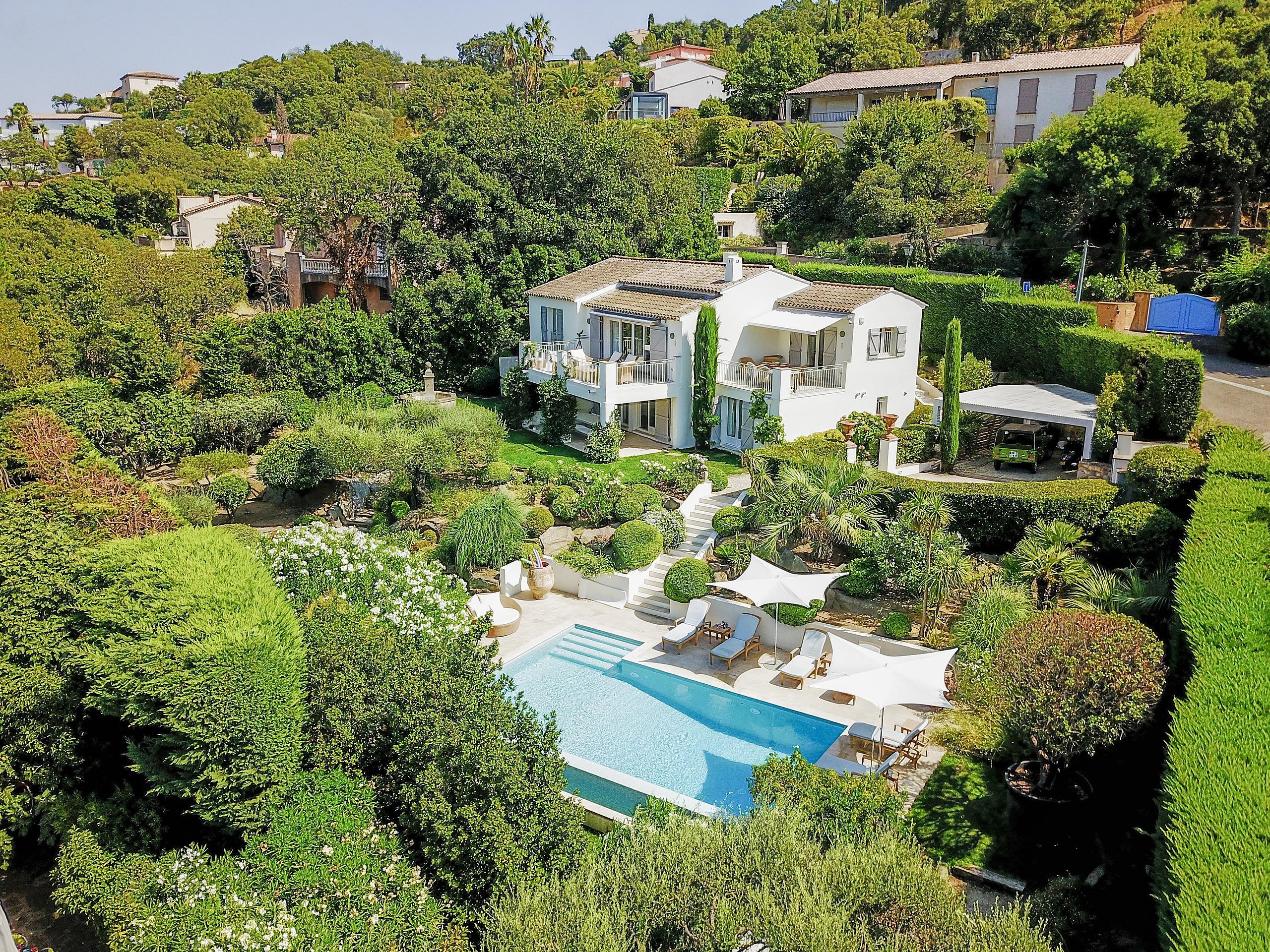 Althoff Belrose Villa Rental in St. Tropez Haute Vue Aussenansicht Pool und Fassade im Sommer