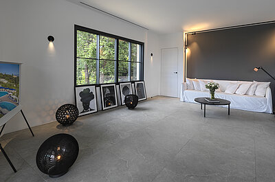 Althoff Villa Belrose in St. Tropez Côte d'Or Salon Wohnzimmer mit Moderner Kunst und Blick in den garten im Sommer