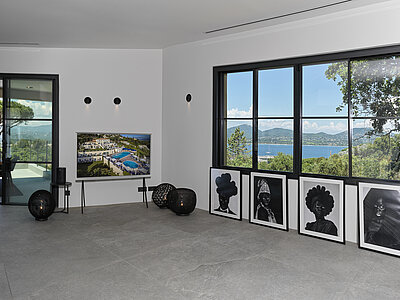 Althoff Villa Belrose in St. Tropez Côte d'Or Salon Wohnzimmer mit Blick in den Garten und Meerblick im Sommer