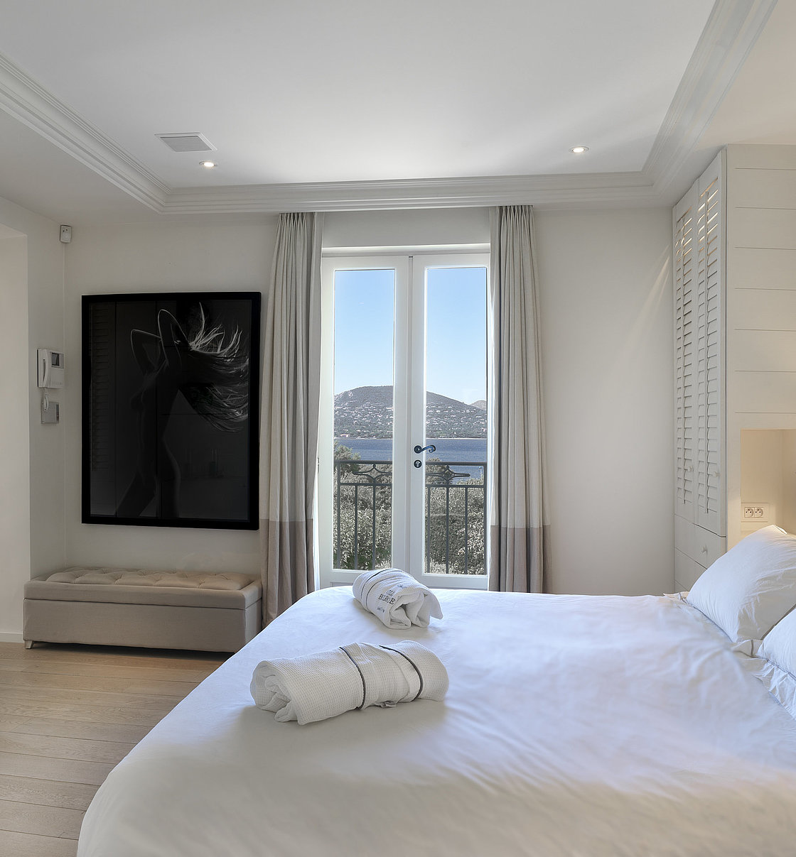 Althoff Belrose Villa Rental in St. Tropez Haute Vue Schlafzimmer mit Meerblick im Sommer