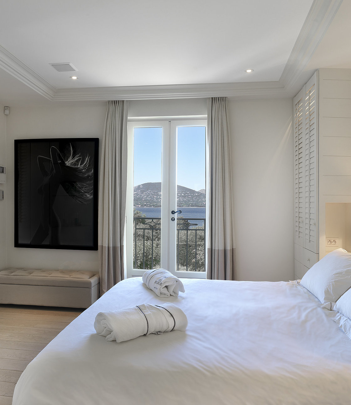 Althoff Belrose Villa Rental in St. Tropez Haute Vue Schlafzimmer mit Meerblick im Sommer
