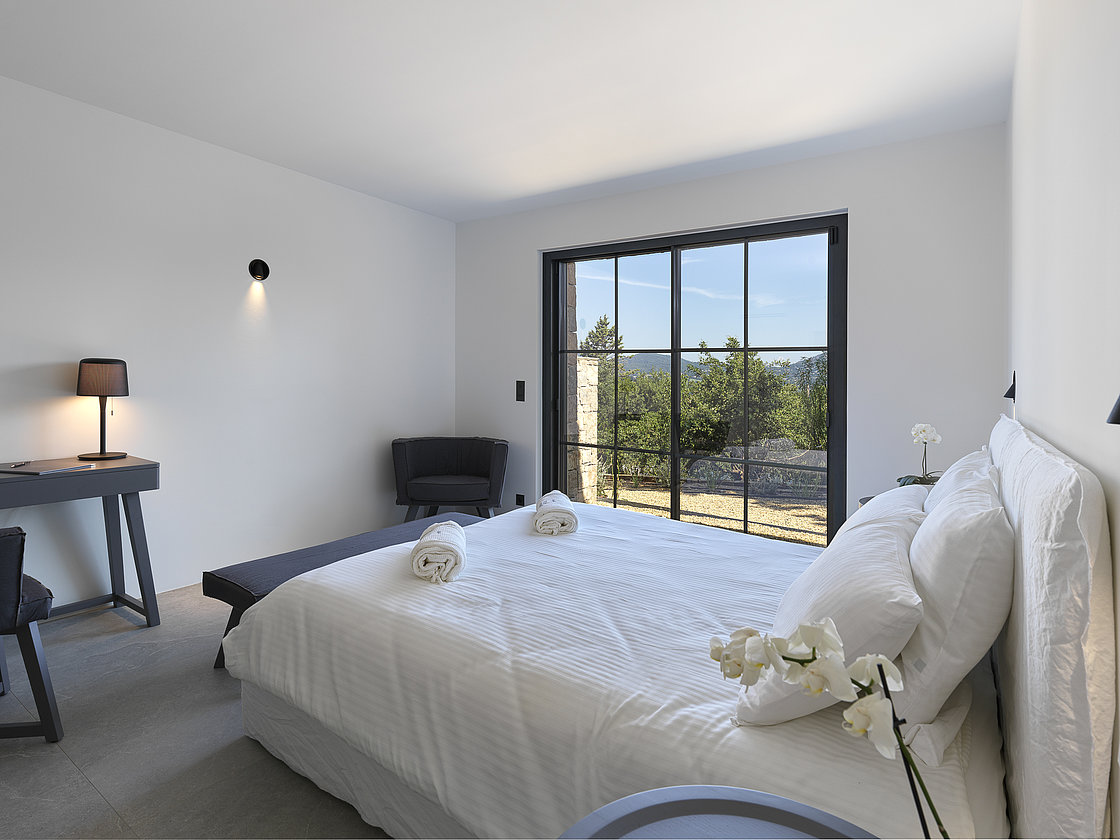 Althoff Villa Belrose in St. Tropez Côte d'Or Schlafzimmer mit blick in den Garten und Meerblick im Sommer