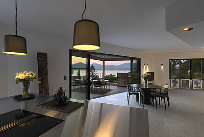 Althoff Villa Belrose in St. Tropez Côte d'Or Salon Wohnzimmer mit moderner Einrichtung mit Blick auf das Meer im Sommer