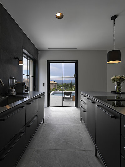Althoff Villa Belrose in St. Tropez Côte d'Or Moderne Küche mit Meerblick im Sommer