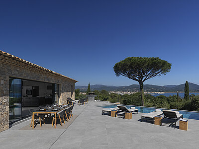 Althoff Villa Belrose in St. Tropez Mignon Terrasse mit Sitzmöbeln und Meerblick im Sommer